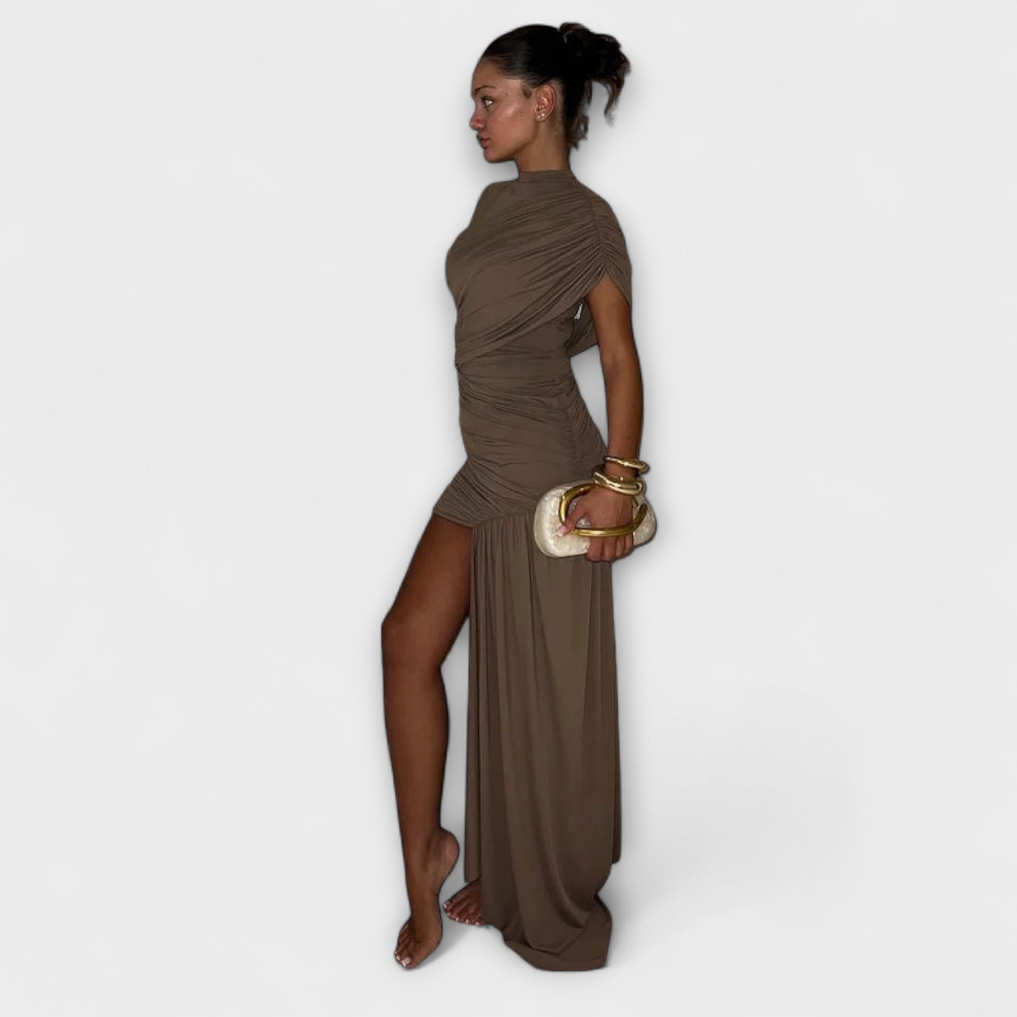 Lila - Stylish, slim-fit dress with round neckline and pleats